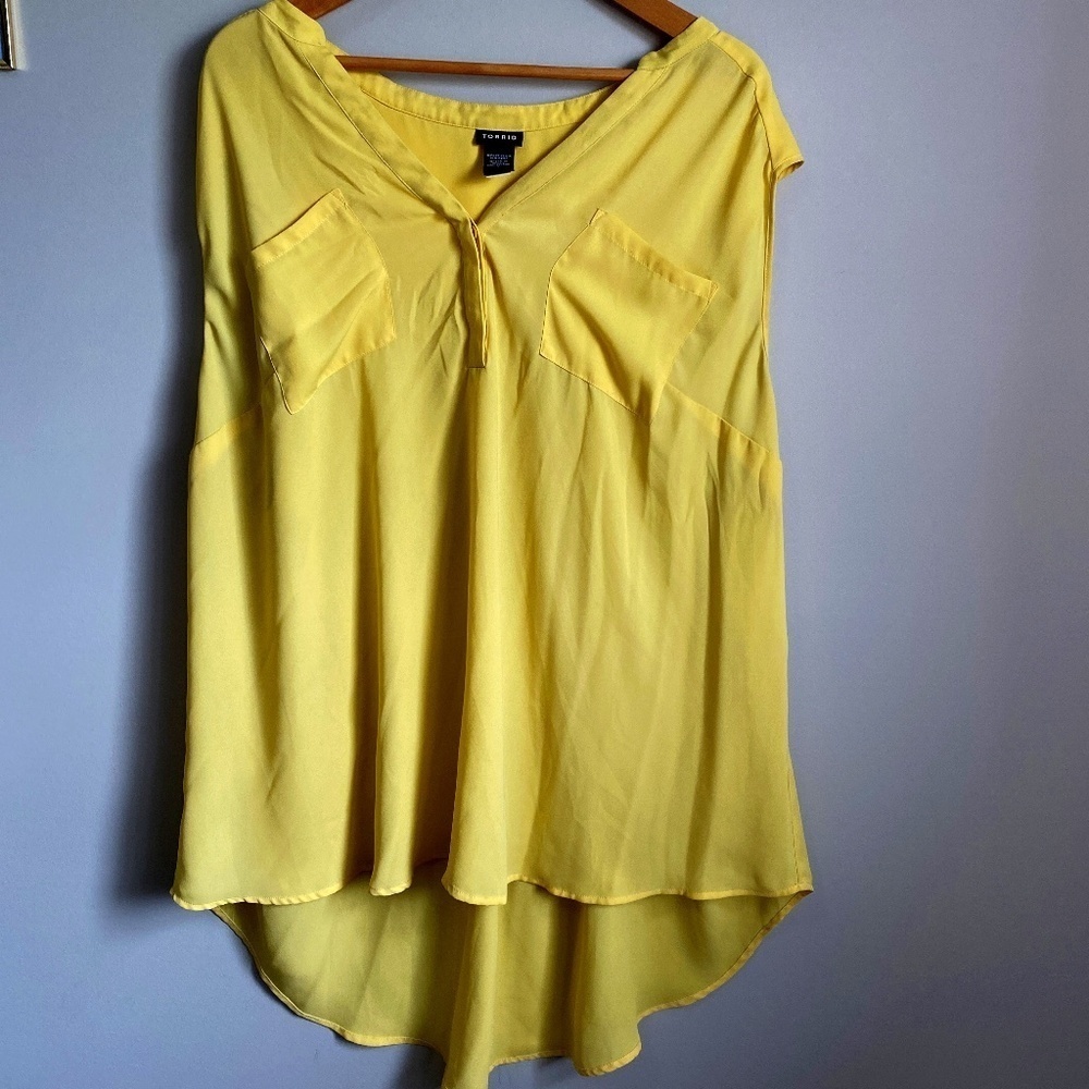 Torrid Women's Yellow Sleeveless Button V-Neck Sheer Blouse‎ Size 4X